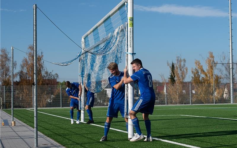 Wie flexibel ist die WFV-Spielordnung? Corona führt erneut zu einer Zwangspause: Der SV Rohrau baut die Tore ab GB-Foto: Schmidt