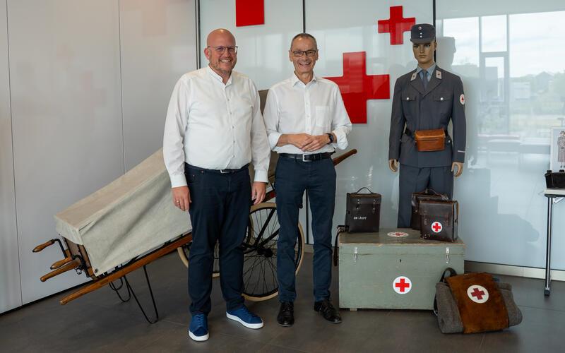 DRK-Kreisgeschäftsführer Wolfgang Hesl (links) und Kreisverbandspräsident Hans Dieter Scheerer vor der historischen Rolltrage, dem ersten Krankenwagen Sindelfingens. GB-Foto: DRK-Kreisverband