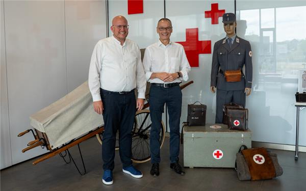DRK-Kreisgeschäftsführer Wolfgang Hesl (links) und Kreisverbandspräsident Hans Dieter Scheerer vor der historischen Rolltrage, dem ersten Krankenwagen Sindelfingens. GB-Foto: DRK-Kreisverband