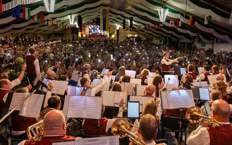 Da kommt Stimmung auf: Die Stadtkapelle beim Blasmusikfestival.GB-Foto: gb