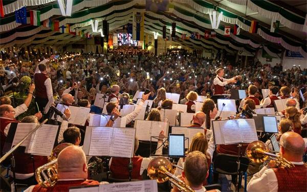 Da kommt Stimmung auf: Die Stadtkapelle beim Blasmusikfestival.GB-Foto: gb