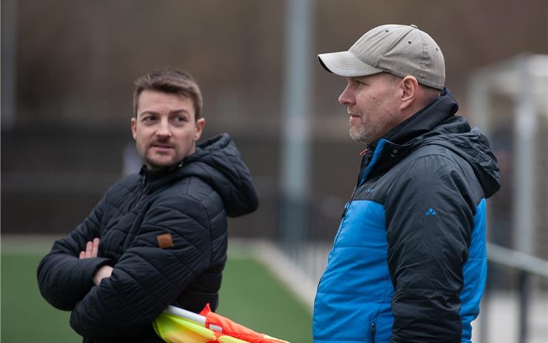 Da reicht ein Blickkontakt – Thomas Wohlbold (links) zum Trainerkollegen: „Und, läuft?“ Holger Schulz meint: „Läuft!“ GB-Foto (Archiv): Schmidt