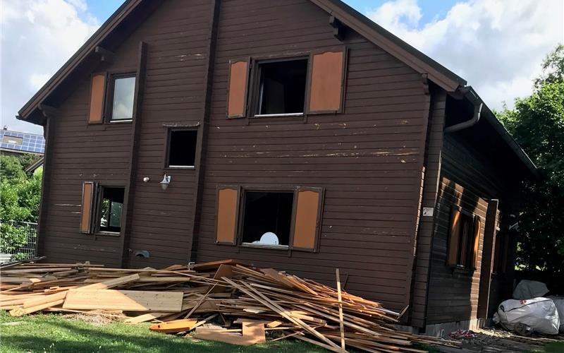 Da stand noch die Hülle, inzwischen ist das Holzhaus des Vereins „Ammerbucher Christen öffnen Türen“ in Entringen abgerissen, zerlegt und entsorgt. GB-Foto: Gokeler
