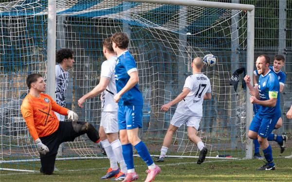 Da war die Oberjettinger Fußballwelt noch in Ordnung: Thomas Haags Eckball-Verlängerung landet im ASV-Tor. GB-Foto: Vecsey