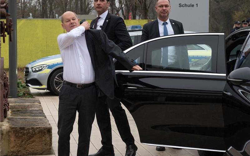 Ampel-Aus in Berlin: Alle weiteren Entwicklungen hier im Live-Ticker Da war die Welt noch in Ordnung: Bundeskanzler Olaf Schloz (SPD) im Frühjahr auf Besuch im Landkreis Böblingen - hier bei der Ankunft in der Gottlieb-Daimler-Schule in Sindelfingen.GB-Foto: Vecsey