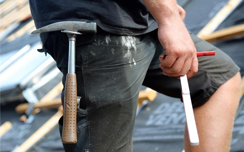 Extra-Euros für alle Dachdecker Dachdecker kriegen fast 1000 Euro als Prämienzahlung. GB-Foto: gb