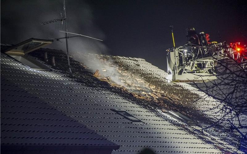 Dachstuhlbrand in einem Vierparteienhaus in Öschelbronn