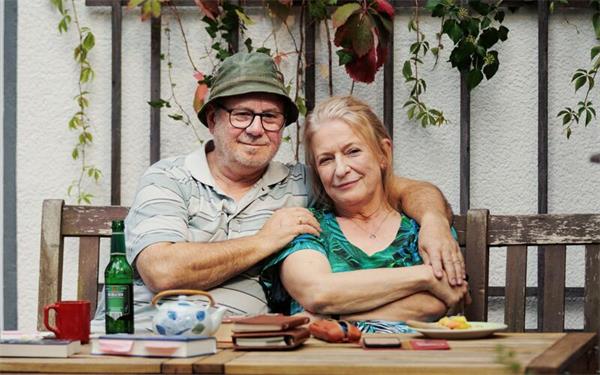 Dagmar Manzel und Joachim Król spielen in „Alte Liebe“ ein seit 40 Jahren verheiratetes Paar, in dessen Ehe es unter der Oberfläche ordentlich brodelt. GB-Foto: Frédéric Batier, Kordes und Kordes Film / Pandora Film