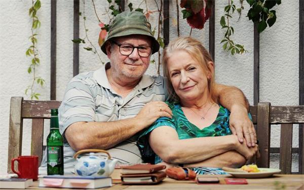 Dagmar Manzel und Joachim Król spielen in „Alte Liebe“ ein seit 40 Jahren verheiratetes Paar, in dessen Ehe es unter der Oberfläche ordentlich brodelt. GB-Foto: Frédéric Batier, Kordes und Kordes Film / Pandora Film