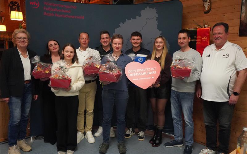 Dagmar Schütter (WFV, links) zeichnete zusammen mit Wolfgang Ottmar (rechts) die Lebensretter Liane Gavrisch, Maja Klemme, Benno Obier, Tobias Schmollinger, Doreen Diene, Max Finkbeiner, Lu-Ann Schweizer und Thomas Horvat aus. GB-Foto: Bernhard