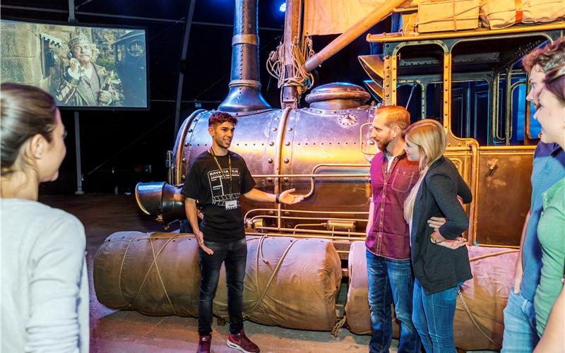 Bewegte Bilder seit mittlerweile 100 Jahren Dampflok Emma aus „Jim Knopf und Lukas der Lokomotivführer“ ist nur eine von zahllosen Filmrequisiten, die in der Bavaria Filmstadt zu sehen sind GB-Foto: gb
