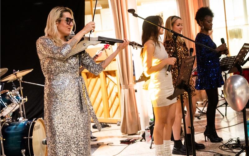 „Dance Night“ in der Hilde-Domin-Schule: Mit Popmusik, die bewegt, können alle etwas anfangen. Die Schüler kommen ebenso auf ihre Kosten wie ihre Eltern und Lehrer. GB-Foto: Schmidt