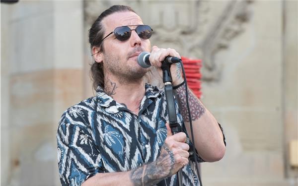 Dani Suara lud auf dem Marktplatz zur Straßenmusik ein. GB-Foto: Schmidt