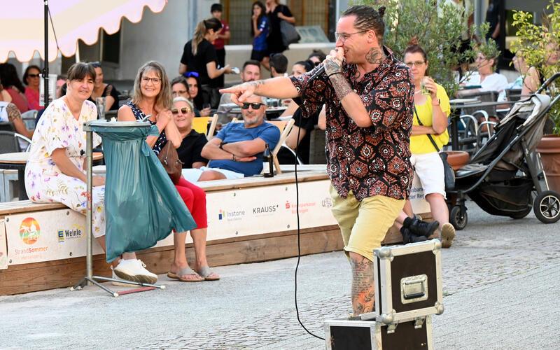 Dani Suara unterhielt die Herrenberger erneut im Rahmen des „StrandSommers“ am Marktplatz. GB-Foto: Holom
