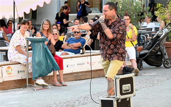 Dani Suara unterhielt die Herrenberger erneut im Rahmen des „StrandSommers“ am Marktplatz. GB-Foto: Holom
