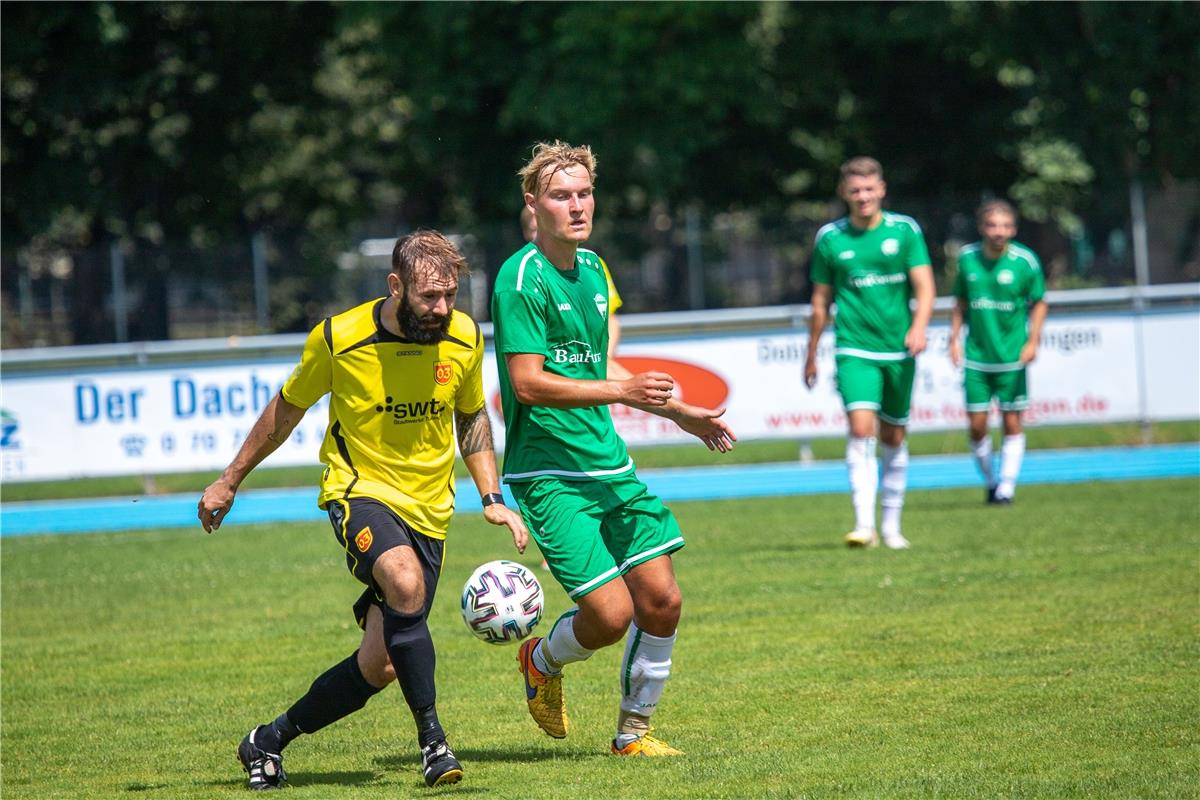 Daniel Bubalo (SV 03 Tuebingen #18) gegen Jona Woerner (VfL Herrenberg #08),  SV...