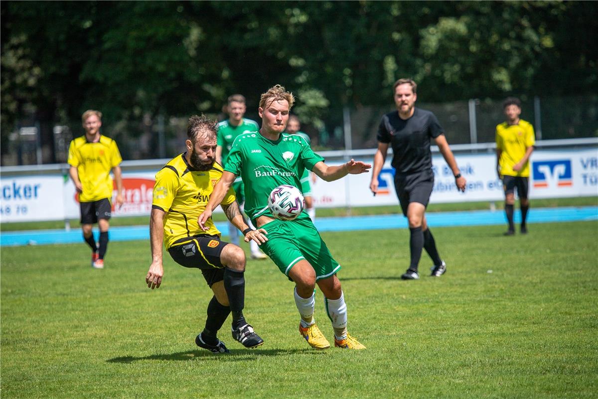 Daniel Bubalo (SV 03 Tuebingen #18) gegen Jona Woerner (VfL Herrenberg #08),  SV...