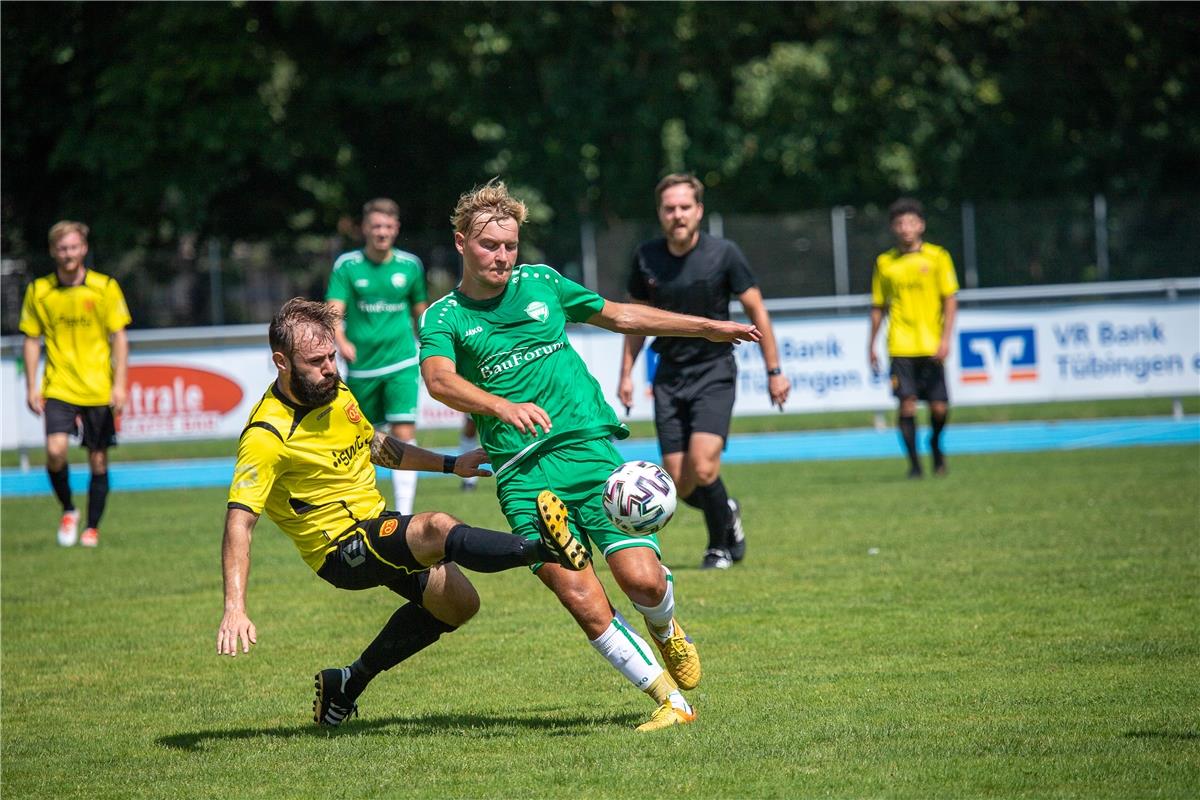 Daniel Bubalo (SV 03 Tuebingen #18) gegen Jona Woerner (VfL Herrenberg #08),  SV...