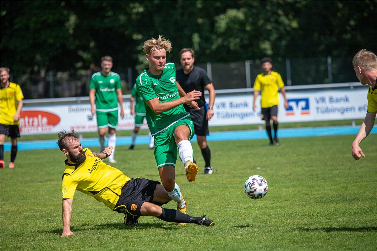 Daniel Bubalo (SV 03 Tuebingen #18) gegen Jona Woerner (VfL Herrenberg #08),  SV...