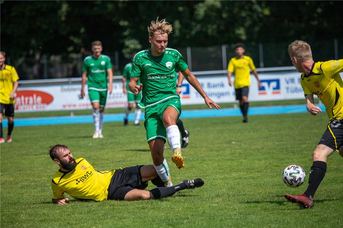 Daniel Bubalo (SV 03 Tuebingen #18) gegen Jona Woerner (VfL Herrenberg #08),  SV...