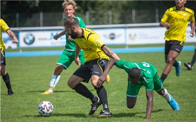 Daniel Bubalo (SV 03 Tuebingen #18) gegen Steven Franguere (VfL Herrenberg #09),  SV 03 Tuebingen - VfL Herrenberg, Fussball, Herren, Freundschaftsspiele, 16.08.2020, Foto: EIBNER/DROFITSCH