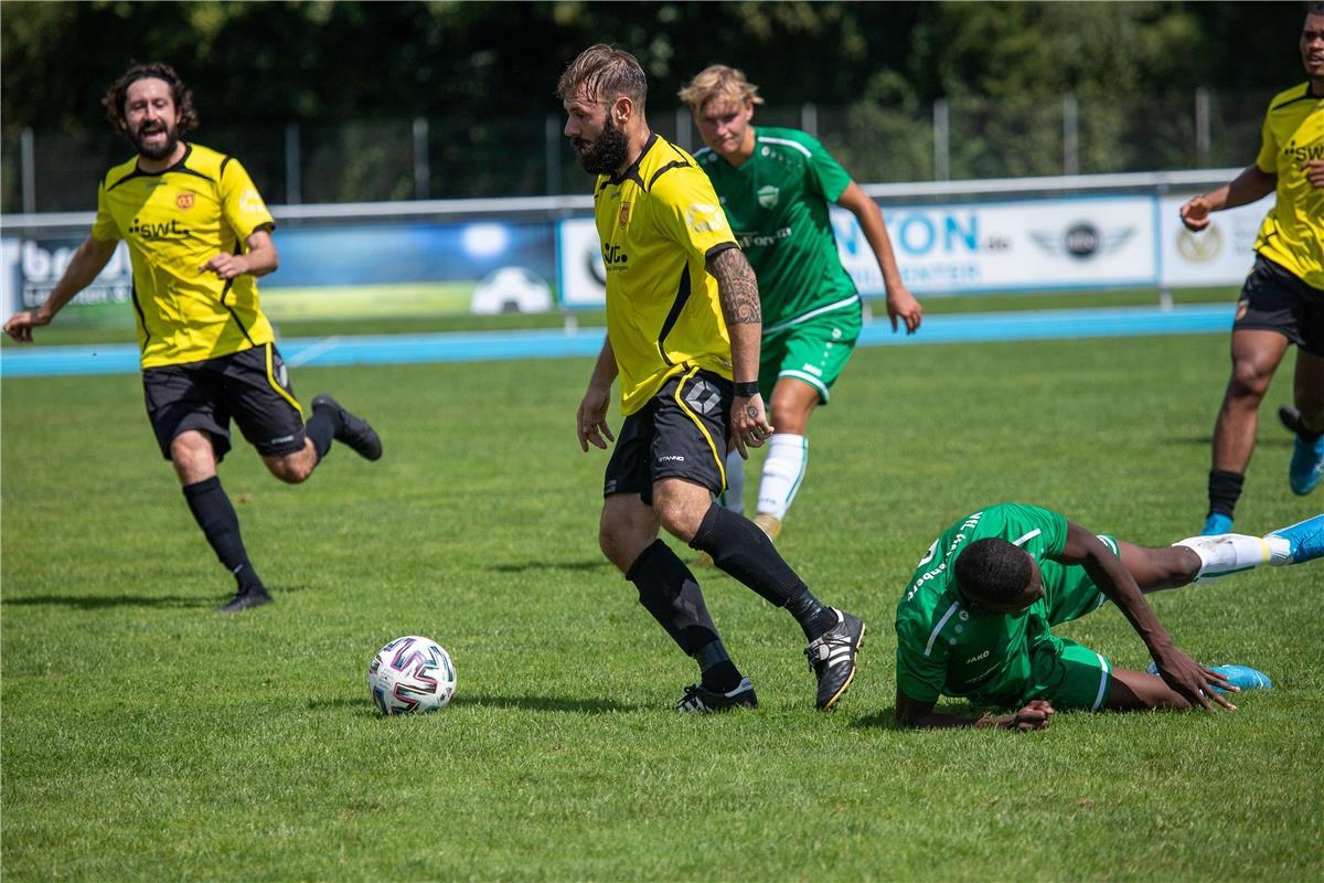 Daniel Bubalo (SV 03 Tuebingen #18) gegen Steven Franguere (VfL Herrenberg #09),...