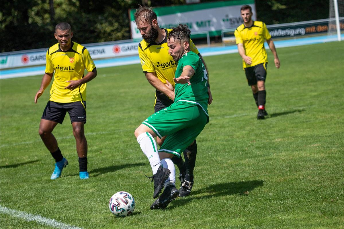 Daniel Bubalo (SV 03 Tuebingen #18) unde Arif Oezguel (VfL Herrenberg #14),  SV ...