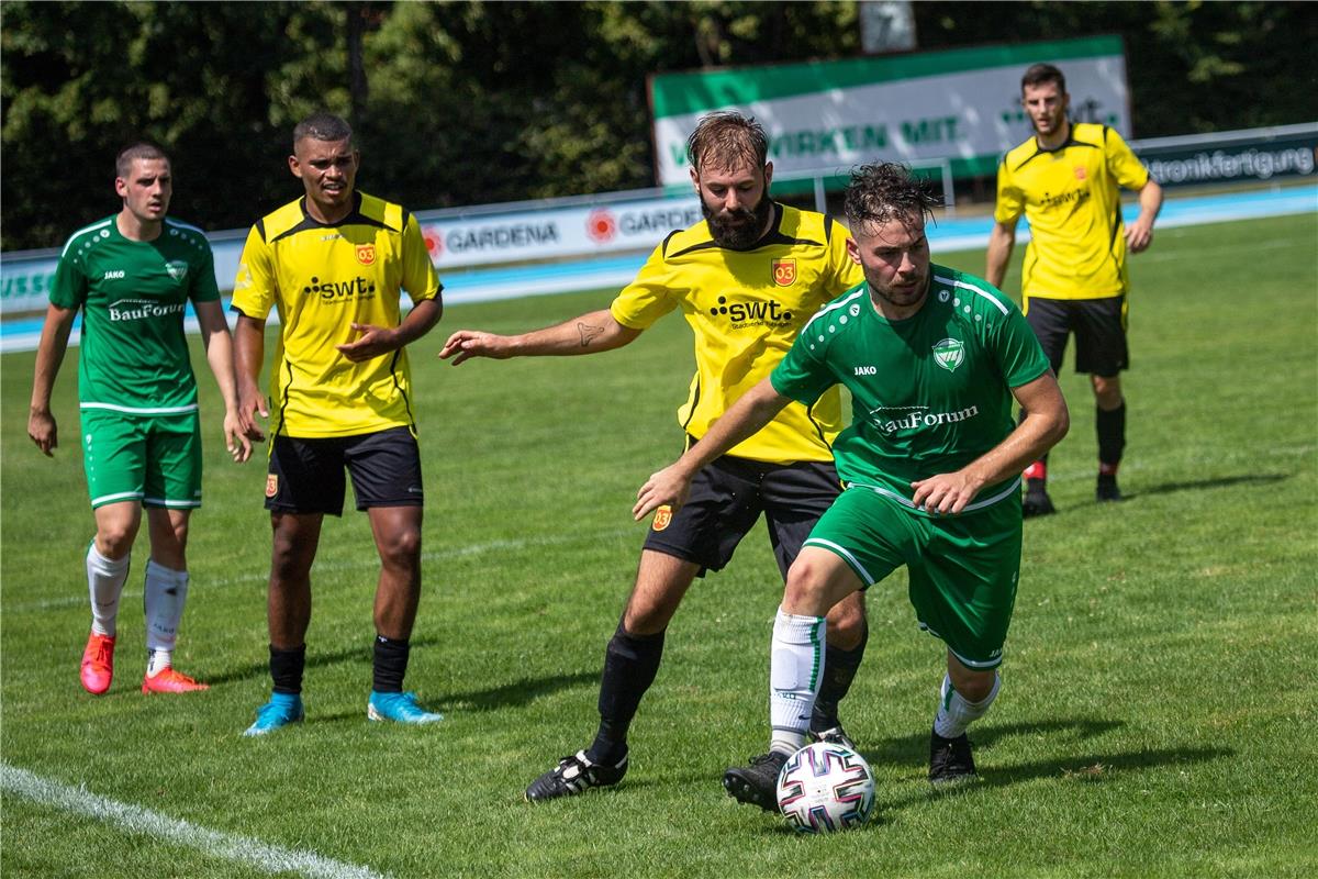 Daniel Bubalo (SV 03 Tuebingen #18) unde Arif Oezguel (VfL Herrenberg #14),  SV ...