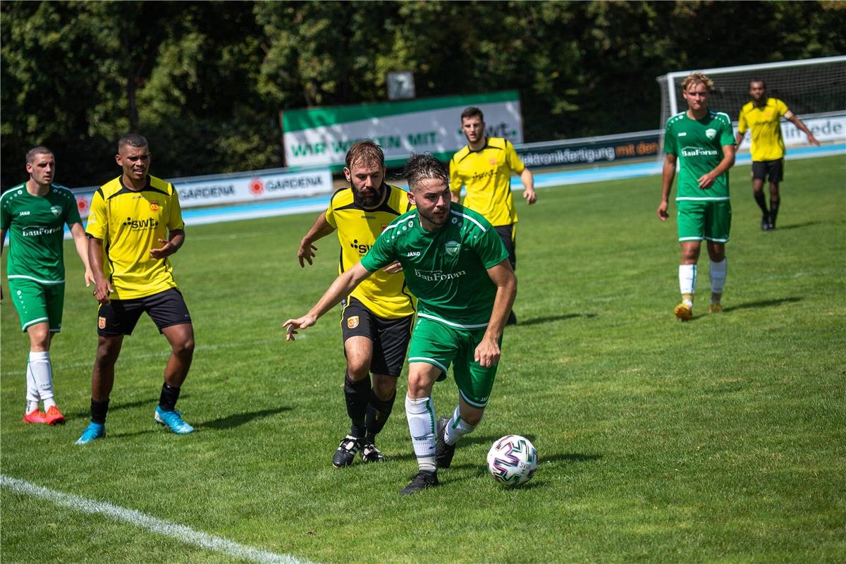 Daniel Bubalo (SV 03 Tuebingen #18) unde Arif Oezguel (VfL Herrenberg #14),  SV ...