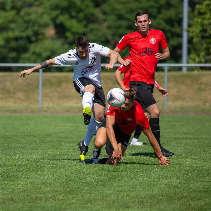 Daniel Buscaglia (FC Gaertringen #03), Vanja Velemirov (Spvgg Trossingen #02) un...