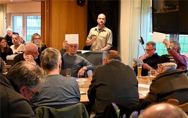 Daniel Frohnmaier (stehend) leitete die Brennholzversteigerung. GB-Foto: Holom