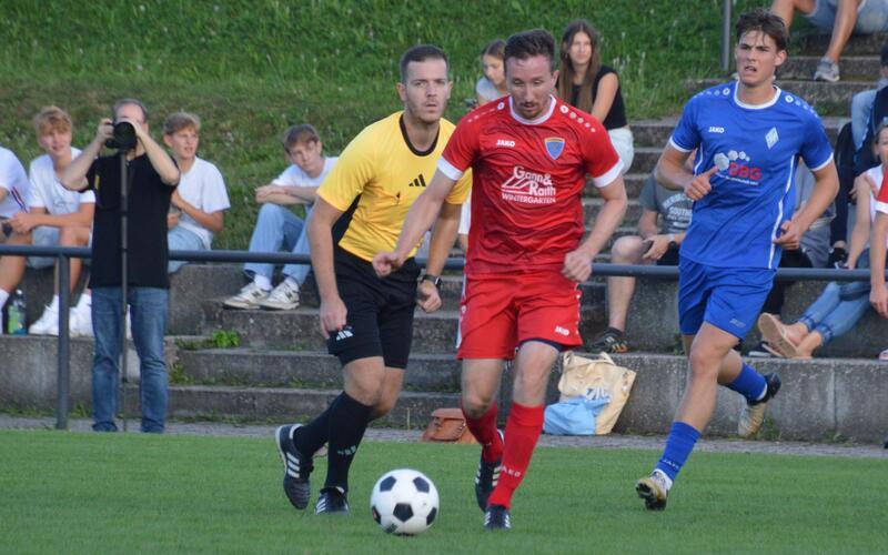 Daniel Knoll (am Ball): Der TVD ist eine „Herzensangelegenheit“. GB-Foto: edip