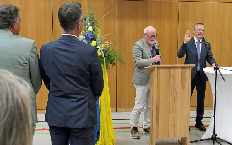 Daniel Rudolph (rechts) legt den Amtseid als neuer Bürgermeister von Ammerbuch ab. Die Vereidigung leitete Gemeinderat Andreas Steinacker (daneben). GB-Foto: Gokeler