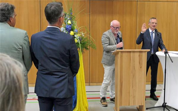 Daniel Rudolph (rechts) legt den Amtseid als neuer Bürgermeister von Ammerbuch ab. Die Vereidigung leitete Gemeinderat Andreas Steinacker (daneben). GB-Foto: Gokeler