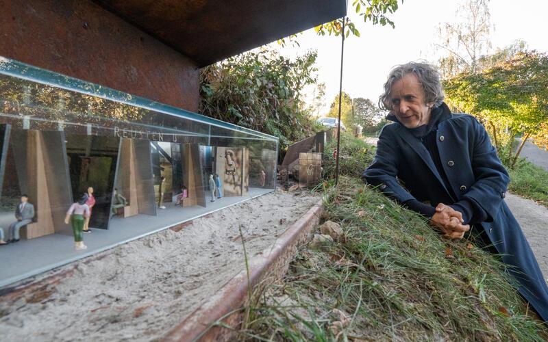 Daniel Schürer bei der Eröffnung seiner Ausstellung „Schlösser zwischen Weimar und Buchenwald“.GB-Foto: Vecsey