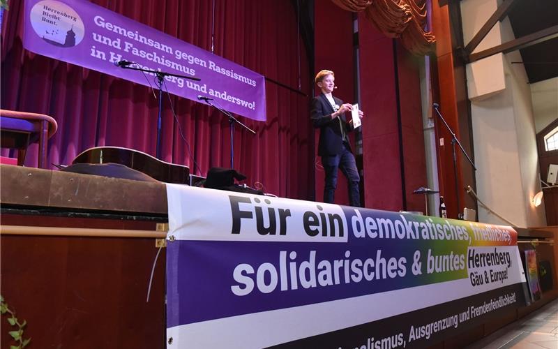 Gegen Intoleranz und Diskriminierung Daniel Stöffler unterhielt die Besucher mit Zauberstücken GB-Foto: Vecsey