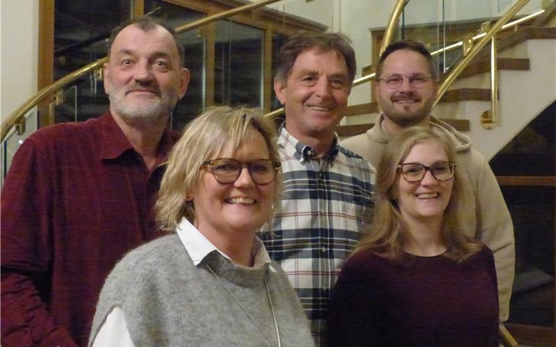Daniela Gießner (vorne von links), Vorsitzende Liederkranz Holzbronn, das jüngste Mitglied Sarah Kern, (hinten von links) Rudolf Widmaier, Vorsitzender des Gesangvereins Gültlingen, Manfred Roller und Dirigent Simon Zimmermann freuen sich, dass es dieses Jahr gemeinsam viel zu feiern gibt. GB-Foto: Rennig