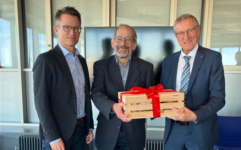 Dank an Kurt Retter (Mitte) durch den Tübinger Landrat Dr. Hendrik Bednarz (links) und den Böblinger Landrat Roland Bernhard.GB-Foto: gb