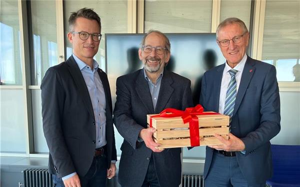 Dank an Kurt Retter (Mitte) durch den Tübinger Landrat Dr. Hendrik Bednarz (links) und den Böblinger Landrat Roland Bernhard.GB-Foto: gb