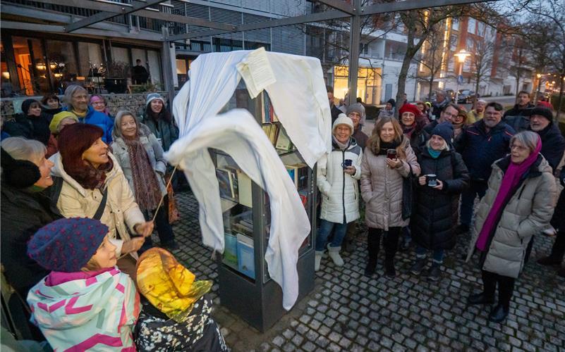 Dank vieler Spenden war der Schrank bereits zum Start gut gefüllt. GB-Foto: Vecsey