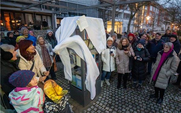 Dank vieler Spenden war der Schrank bereits zum Start gut gefüllt. GB-Foto: Vecsey