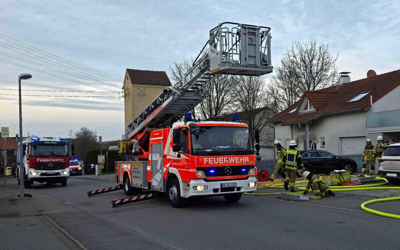 Darmsheim – Aus bislang ungeklärter Ursache kam es am frühen Dienstagabend zu einem Feuerwehreinsatz in Darmsheim. Wie die Feuerwehr mitteilt, gab es in einem Reihenhaus einen Schmorbrand. Die Feuerwehr lokalisierte den Brandgeruch und belüftete das gesamte Gebäude. Nach ersten Erkenntnissen war wohl ein defektes Gerät für den Rauch verantwortlich. Verletzt wurde niemand. Das Haus bleibt nach ersten Informationen weiterhin bewohnbar. gb/GB-Foto