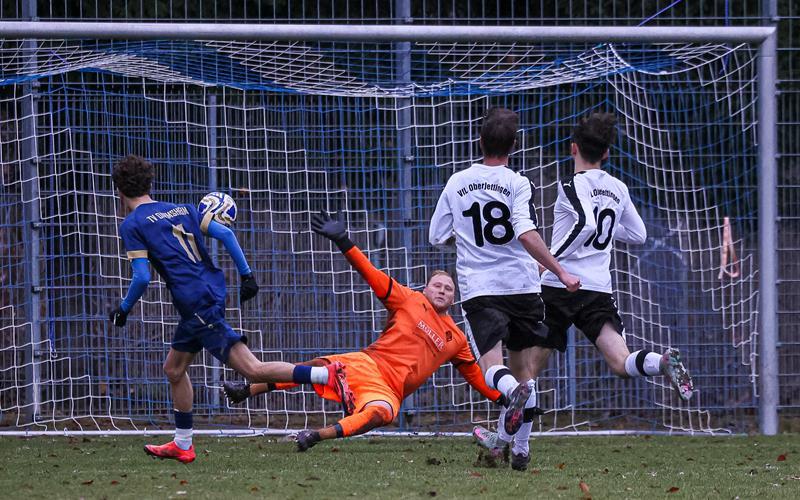 Darmsheims Vukoja (blau) trifft zum 4:1 gegen Oberjettingen. GB-Foto: Eibner/Poelt