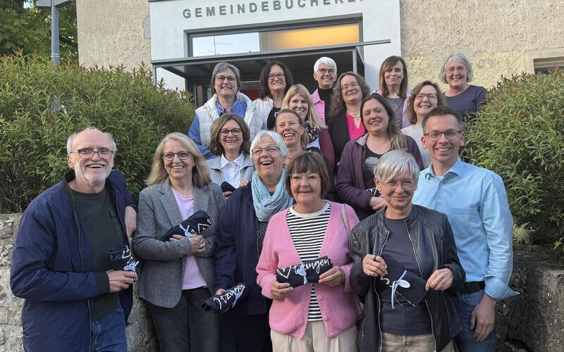 Das 16-köpfige Bücherei-Team geht hoch motiviert ins Jubiläumsjahr der 1986 gestarteten Mötzinger Gemeindebücherei. GB-Foto: Priestersbach