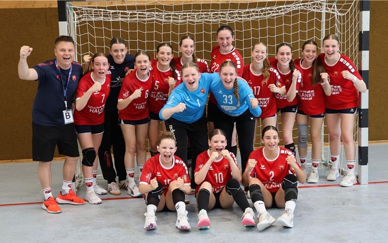 Das A-Jugend-Team der SG H2Ku hatte nach dem Turnier bei der SG Ober-/Unterhausen allen Grund zum Jubeln. GB-Foto: gb
