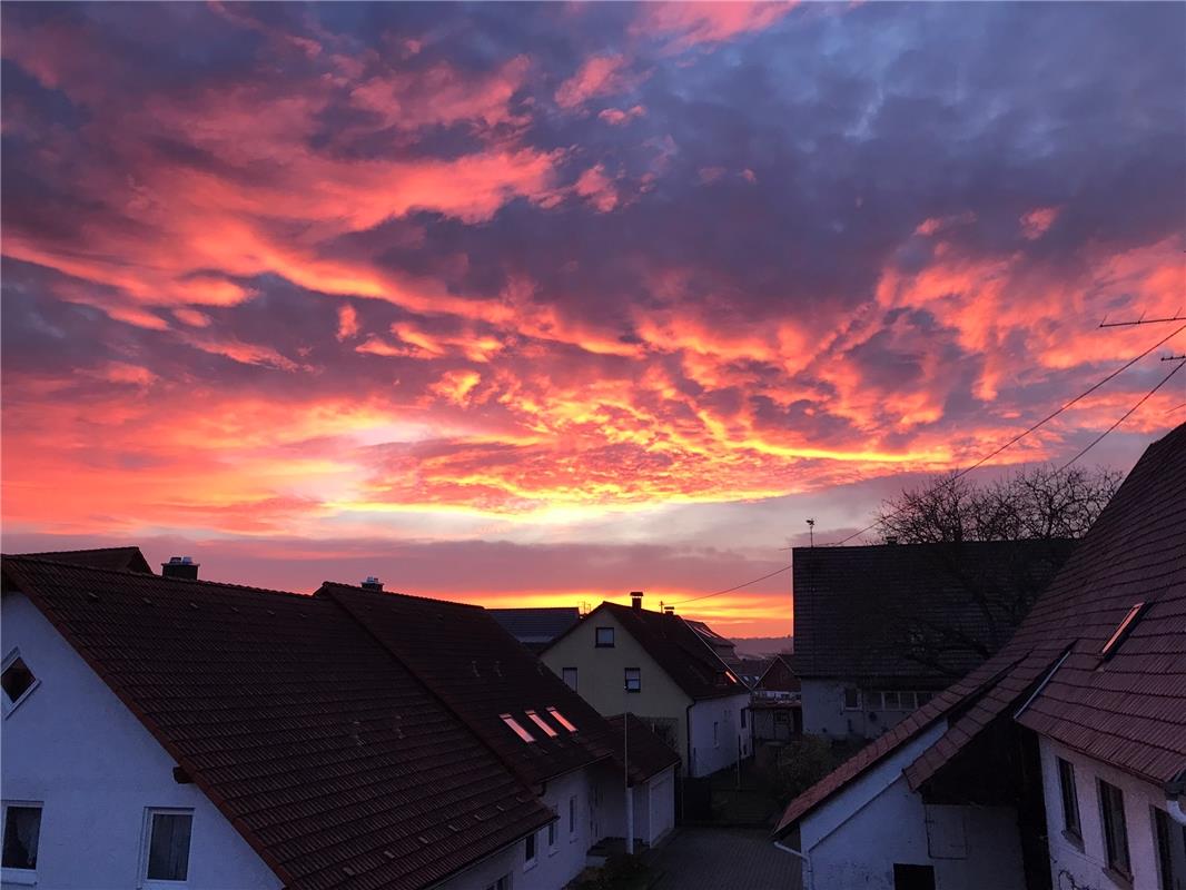 Das Abendrot am Sonntag über den Dächern von Oberjesingen.hat Christl Resch fest...