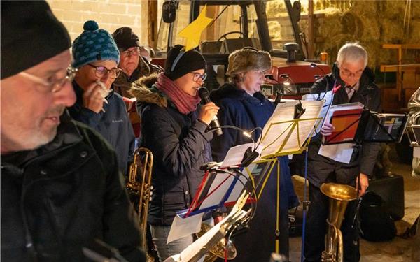 Das Adventsliedersingen mit dem Posaunenchor Affstätt auf dem Dorfplatz lockt zahlreiche Zuhörer und Mitsänger an. Besonders Kinder erfreuen sich an einer anrührenden Geschichte über einen kleinen Stern, der vom Himmel gefallen ist.GB-Foto: Vecsey