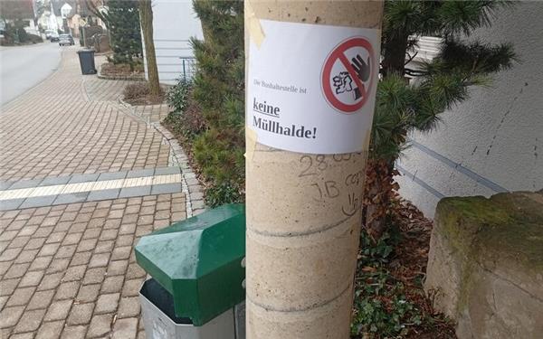 Das Ärgernis Müll tritt auch an Bushaltestellen auf. GB-Foto