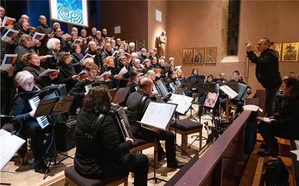 Das Akkordeonorchester und der Chor der katholischen Kirchengemeinde geben ein gemeinsames Konzert.GB-Foto: Vecsey