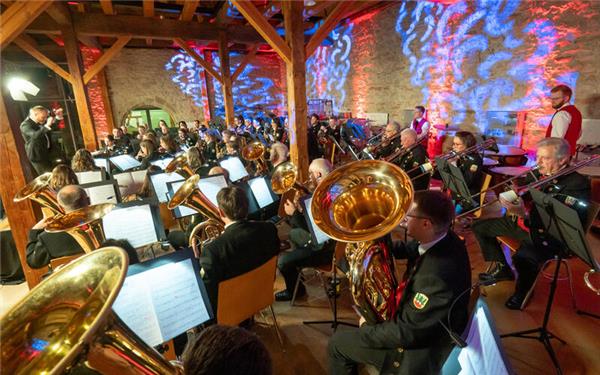 Das Ambiente der Zehntscheuer Bondorf begeistert das Publikum ebenso wie die Leistung des Musikvereins. GB-Foto: Vecsey